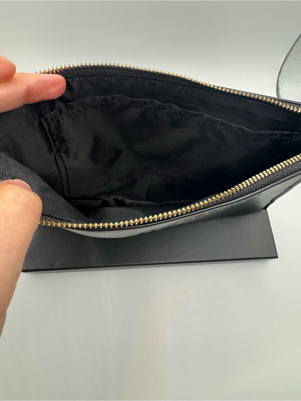New Dolce & Gabbana Beauty Black and Gold Zip Cosmetic Pouch Clutch - Picture 5 of 6